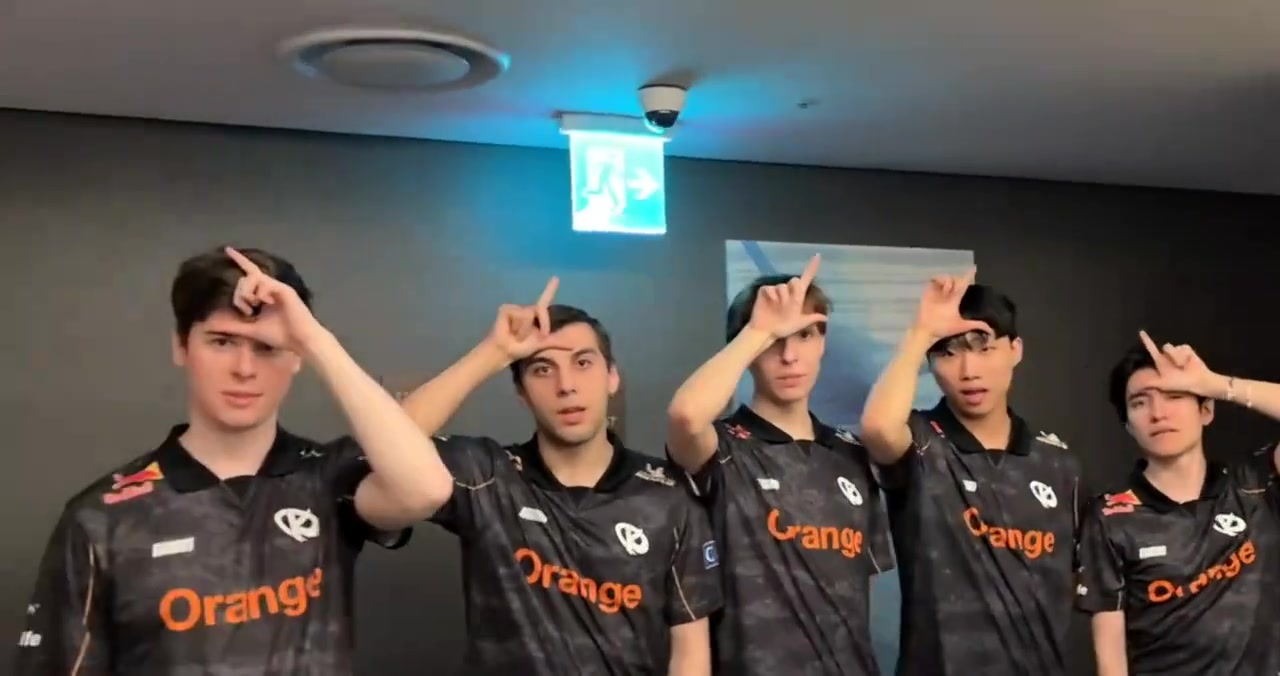 开心坏了！KC分享赛后选手庆祝胜利的视频：我们回来了！