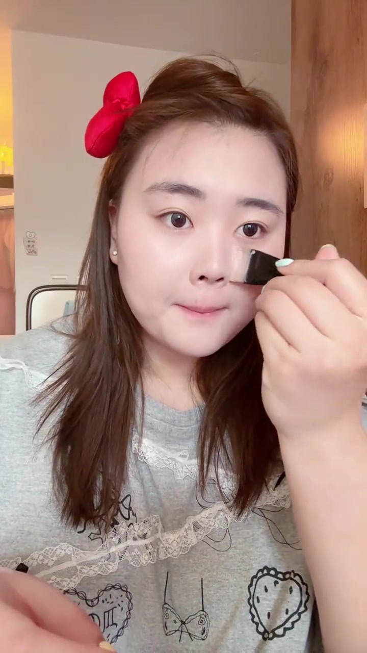 刘禹彤晒日常随笔：来“吃饭”大学 偶遇我和郁金香呀