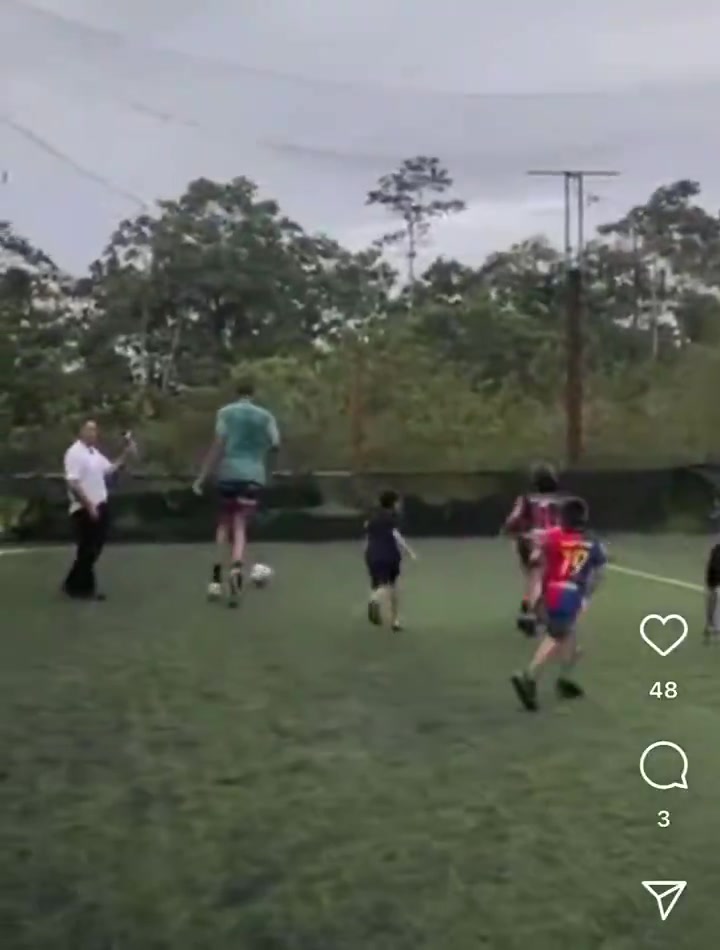 2米21的彩虹🤯文班亚马与一群小朋友踢球，彩虹过人后打门没进