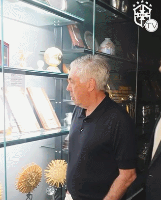 冲击六星！安帅参观巴西博物馆凝视大力神杯，比划再放一座