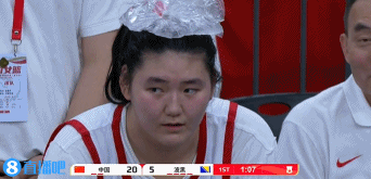 还有点萌萌呢！🥰张子宇下场后休息 头顶冰袋降温~